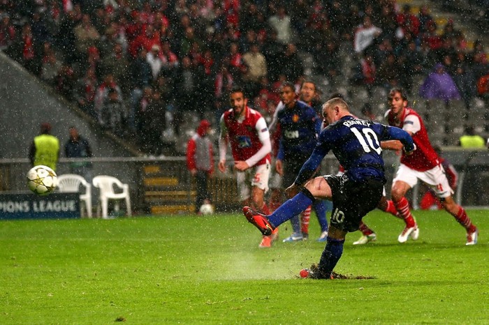Chỉ 4 phút sau bàn gỡ 1-1, cầu thủ chủ nhà phạm lỗi với Rooney trong vòng cấm...